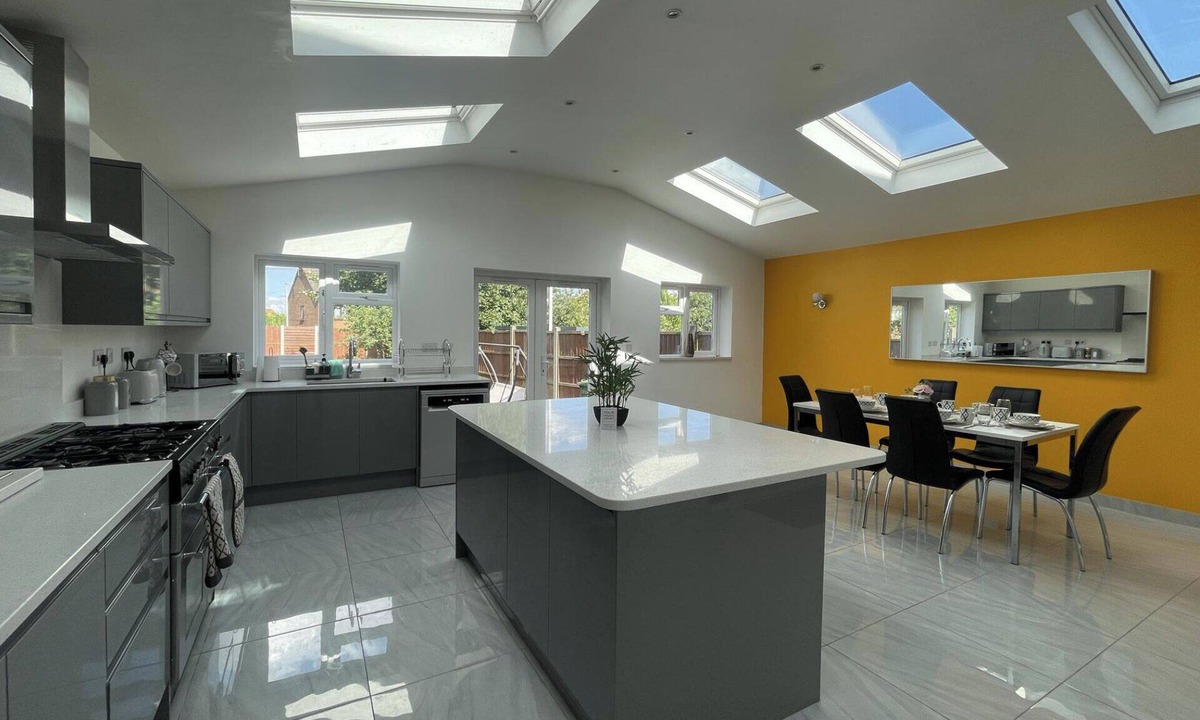 Luton House | 4 Bed House Sleeps 8 - Enclosed Garden - Parking