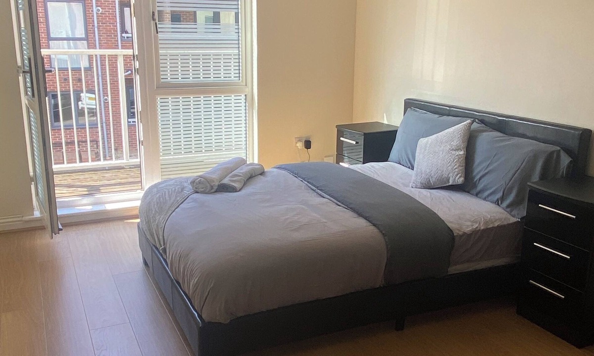 West Thurrock House | 4 Bed House - Sleeps 8 - Wifi - Parking