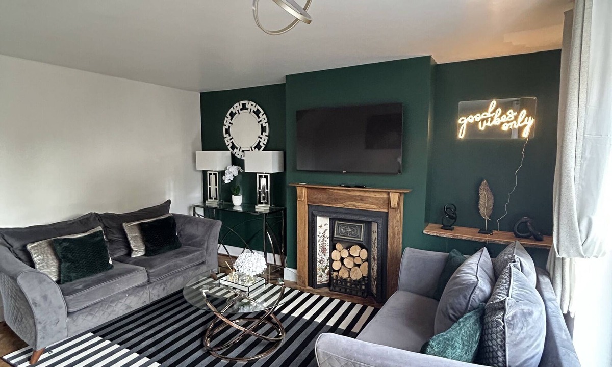 Corby House | 4 Bed House with Double Beds