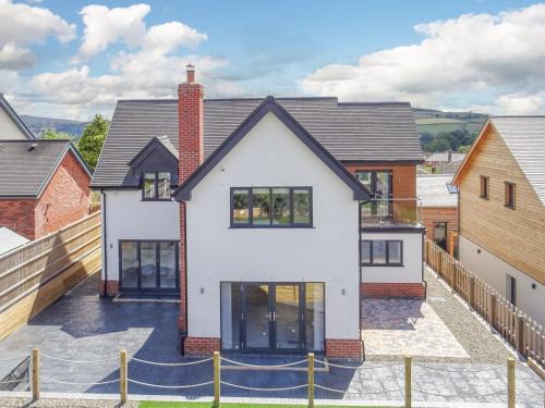 Bishops Castle House | 4 Bed in Bishops Castle 94072