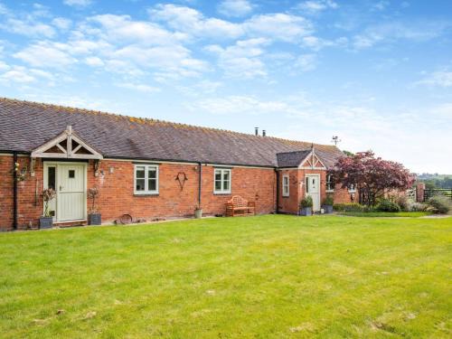 Eccleshall House | 4 Bed in Bishops Offley 93215
