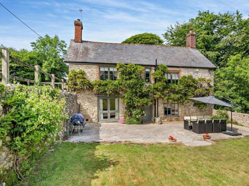 Axminster House | 4 Bed in Charmouth THEFA