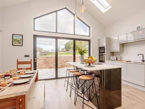 Dunstable House | 4 Bed in Dunstable 93632