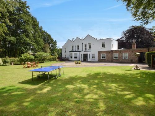 Storwood House | 4 Bed in Elvington 55738