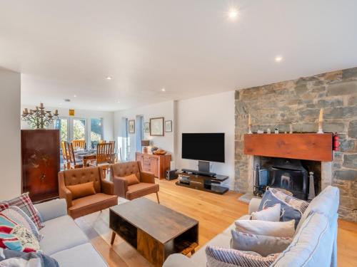 Hawick House | 4 Bed in Hawick 95856