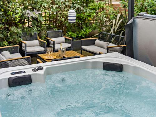 Hayton House | 4 Bed in Hayton SZ119