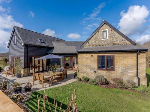 Kingsnorth House | 4 Bed in Kingsnorth 86647