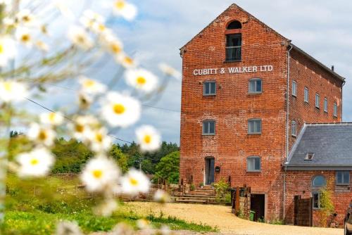 North Walsham House | 4 Bed in White Horse Common oc-1945