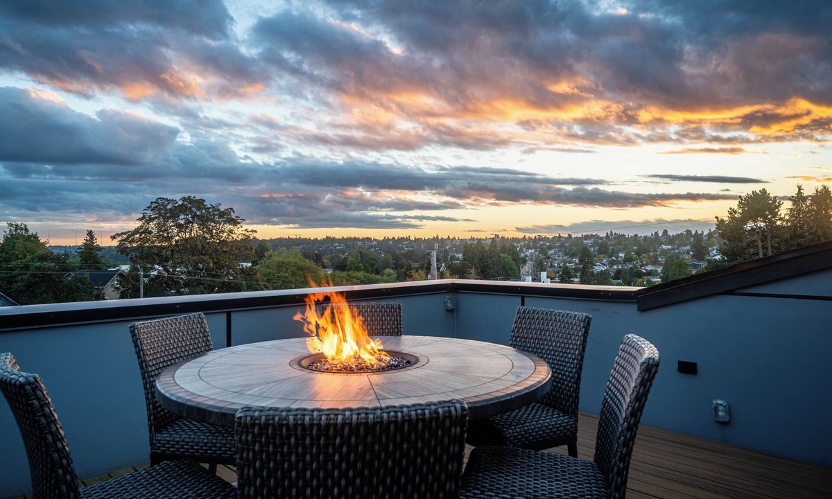 Green Lake House | 4-Bed Modern Home with Rooftop, Covered Deck, Large Backyard & Central Location