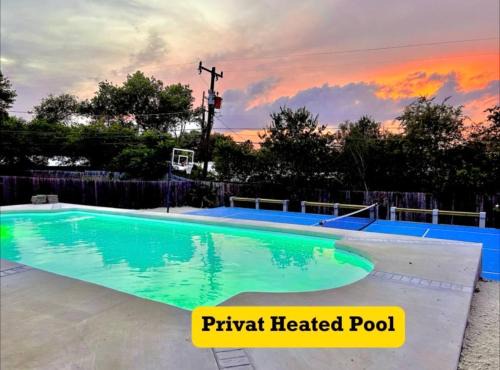 Shearer Hills - Ridgeview House | 4 Bed sleeps 12 -Sea world-Six Flags-Down Town - Emerald Oasis