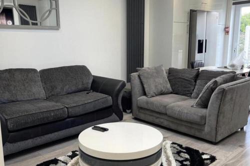 Alibon House | 4 Bed - Sleeps 8 with Free Parking