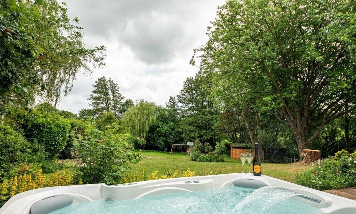 Stanton Drew House | 4 bed with Hot tub, games room.