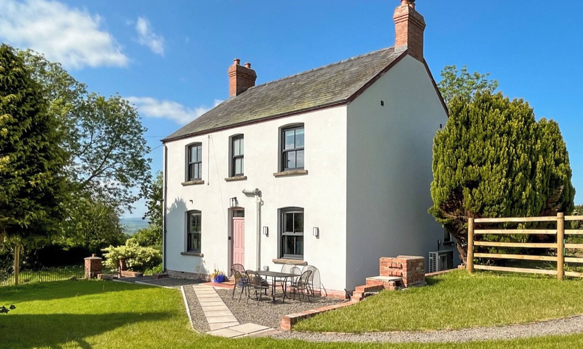 Llanfihangel Tal-y-llyn Cottage | 4 bedroom accommodation in Talgarth, near Brecon