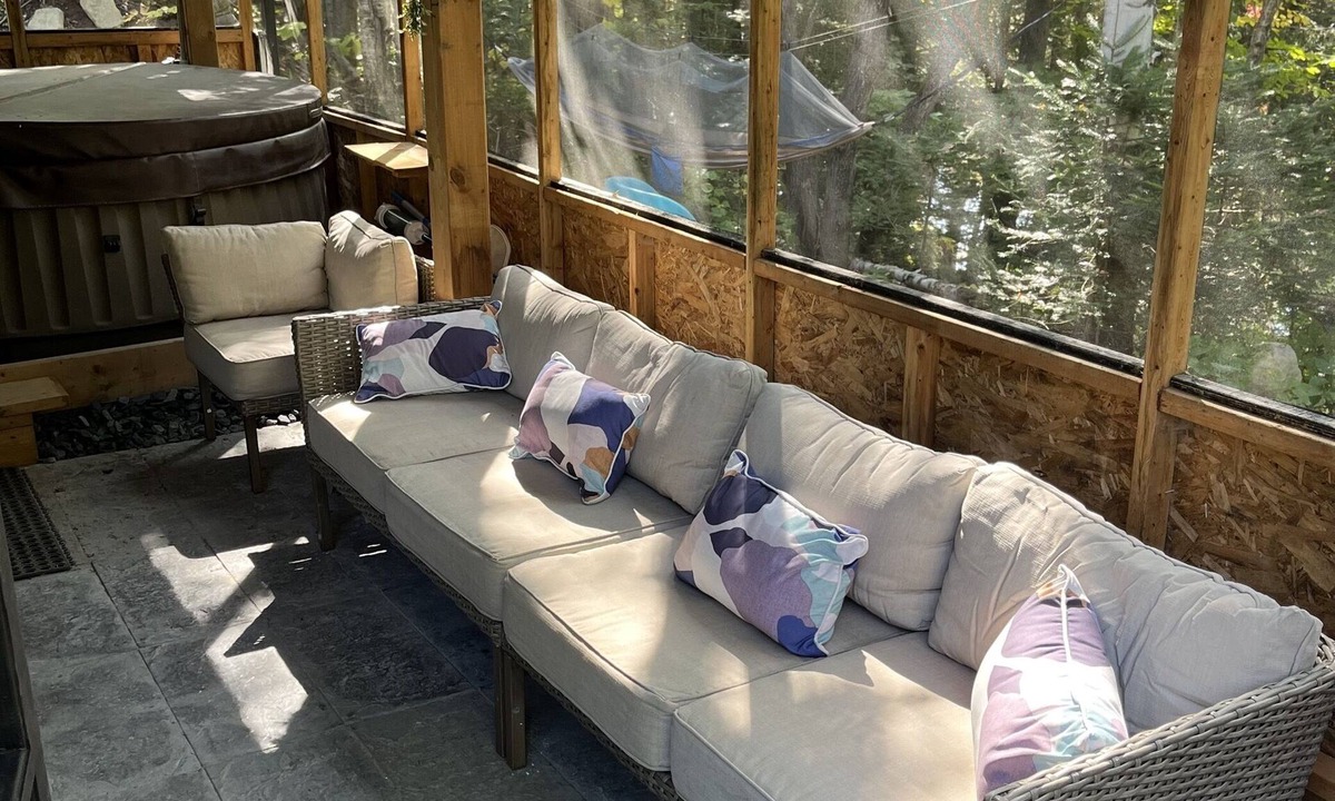St-Adolphe-d'Howard Cottage | 4 bedrooms, 2 bathrooms, 2 livingrooms and offices surrounded by nature!