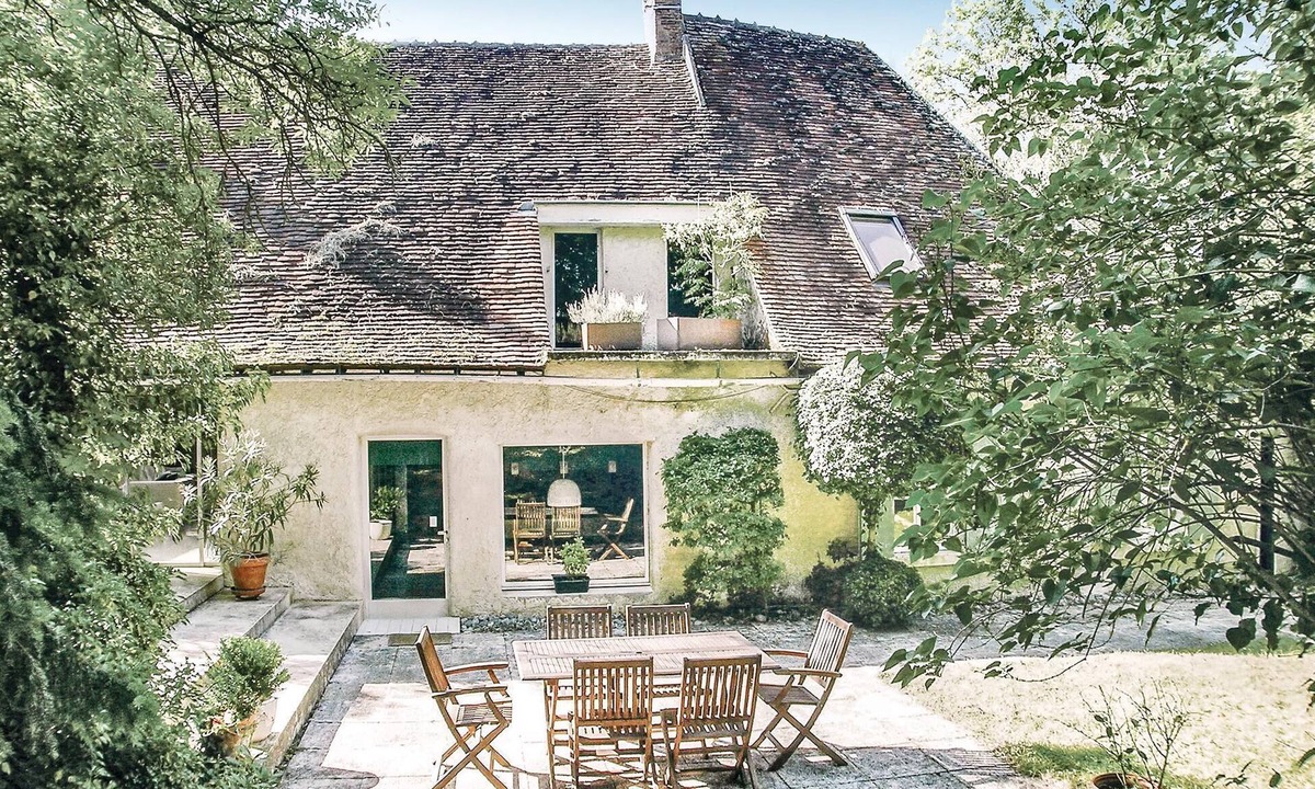 Saint-Georges-sur-Baulche House | 4 bedroom accommodation in St Georges sur Baulche