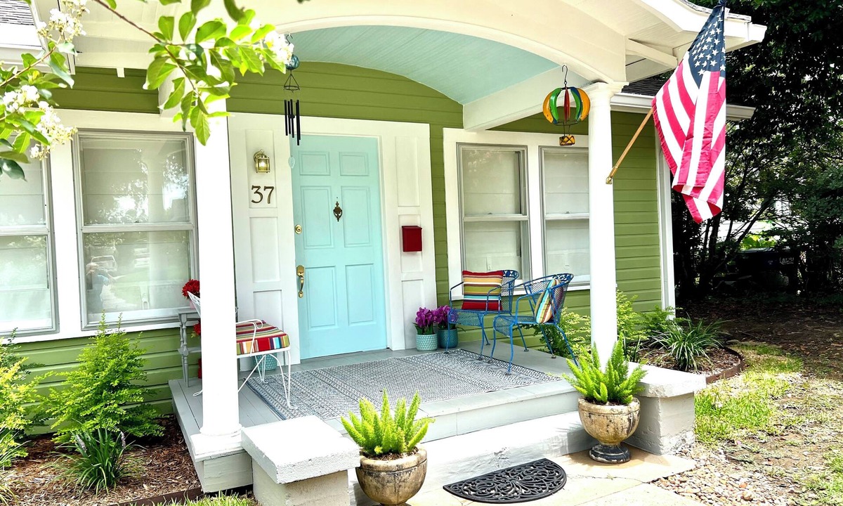 Natchez House | 4-bedroom 100 year old bungalow in historic Natchez.