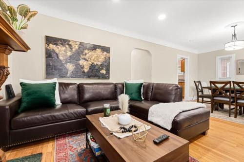 Dearborn House | 4 Bedroom 2 Bath Middle of it all Sleeps 8