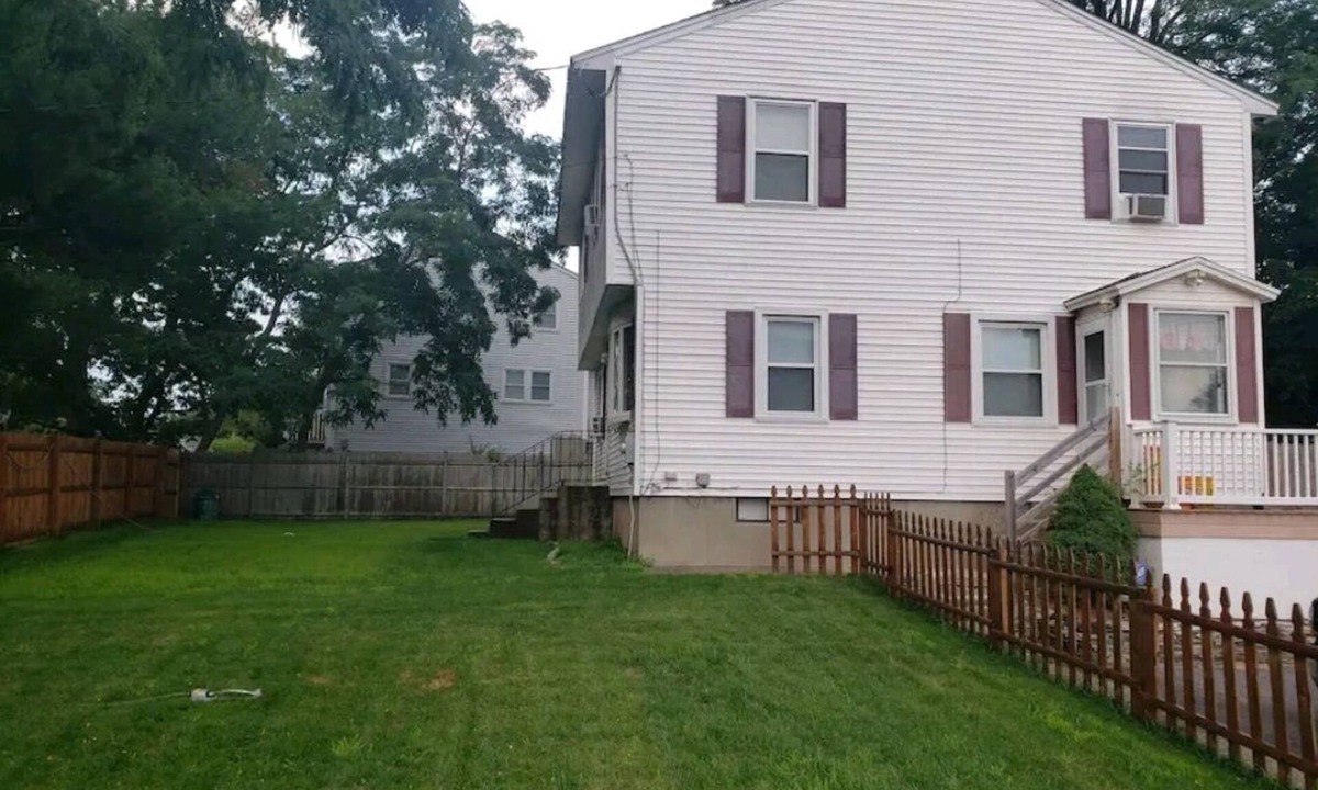 Manchester House | 4 bedroom/2 bathroom. Safe and quiet area