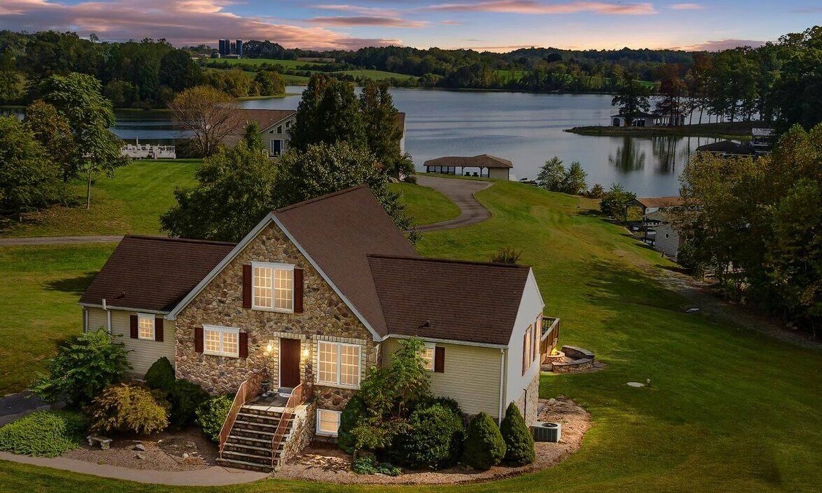 Livingston House | 4-bedroom 3-bath Lakefront home with private dock. Can sleep up to 14 people.