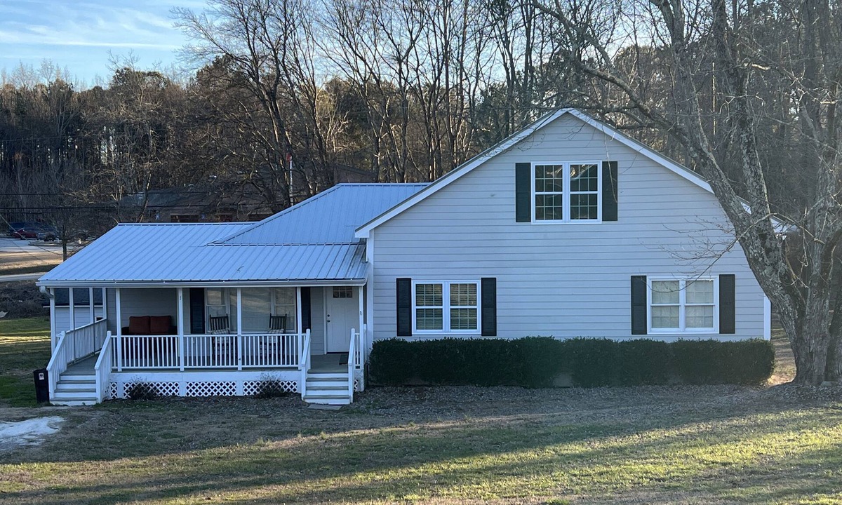 Buford House | 4 Bedroom , 3 Baths - Sleeps 8+