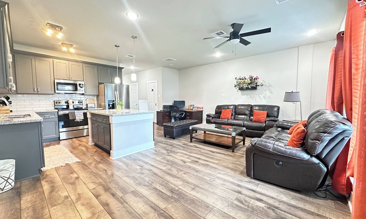 Greater Third Ward House | 4 Bedroom/4.5 Bathroom, Unit A Newly Built - Med Center/NRG/Downtown/UH