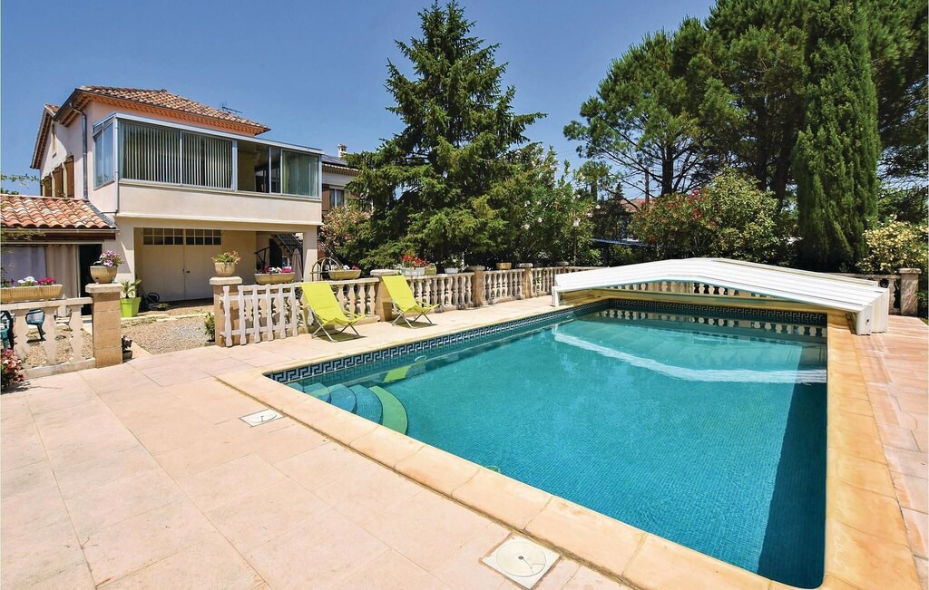 Caumont-sur-Durance House | 4 bedroom accommodation in Caumont sur Durance