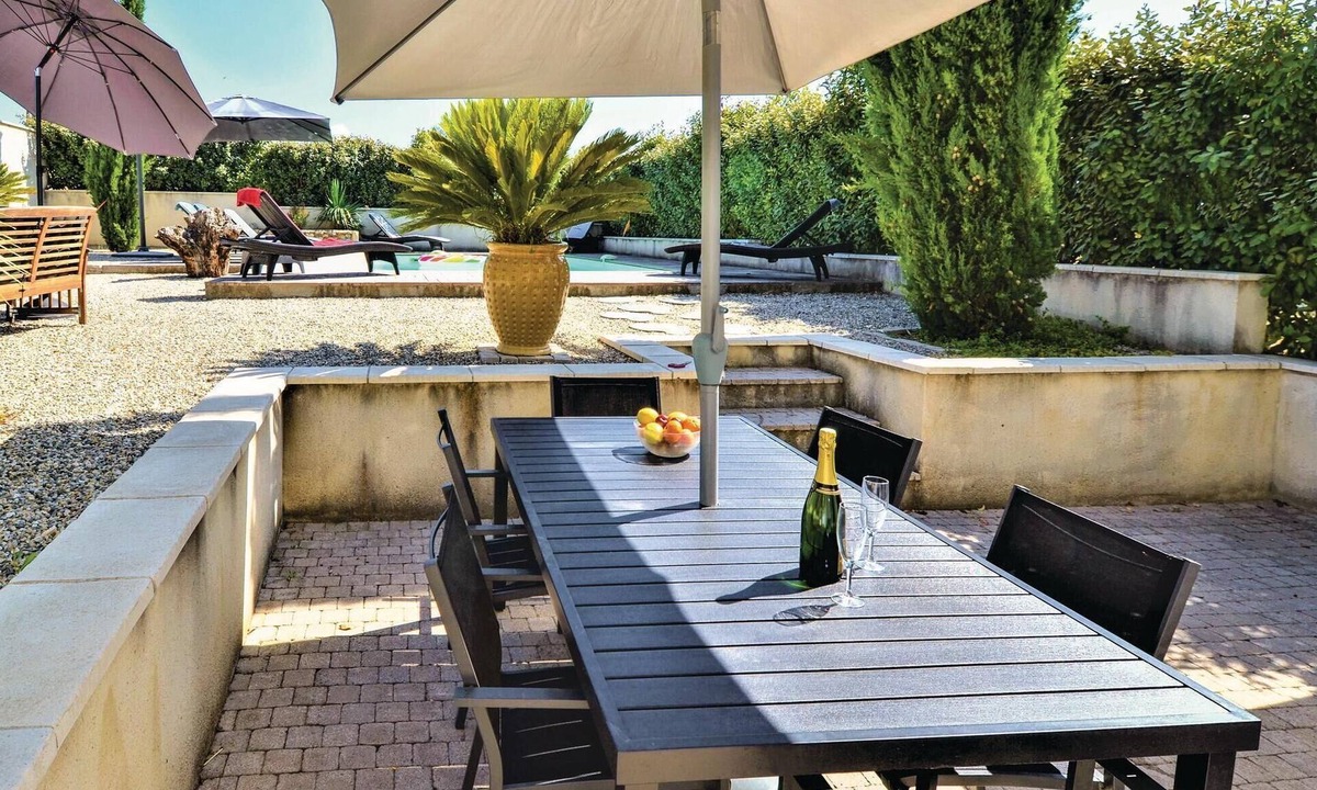 Pont-Saint-Esprit House | 4 bedroom accommodation in Pont Saint Esprit