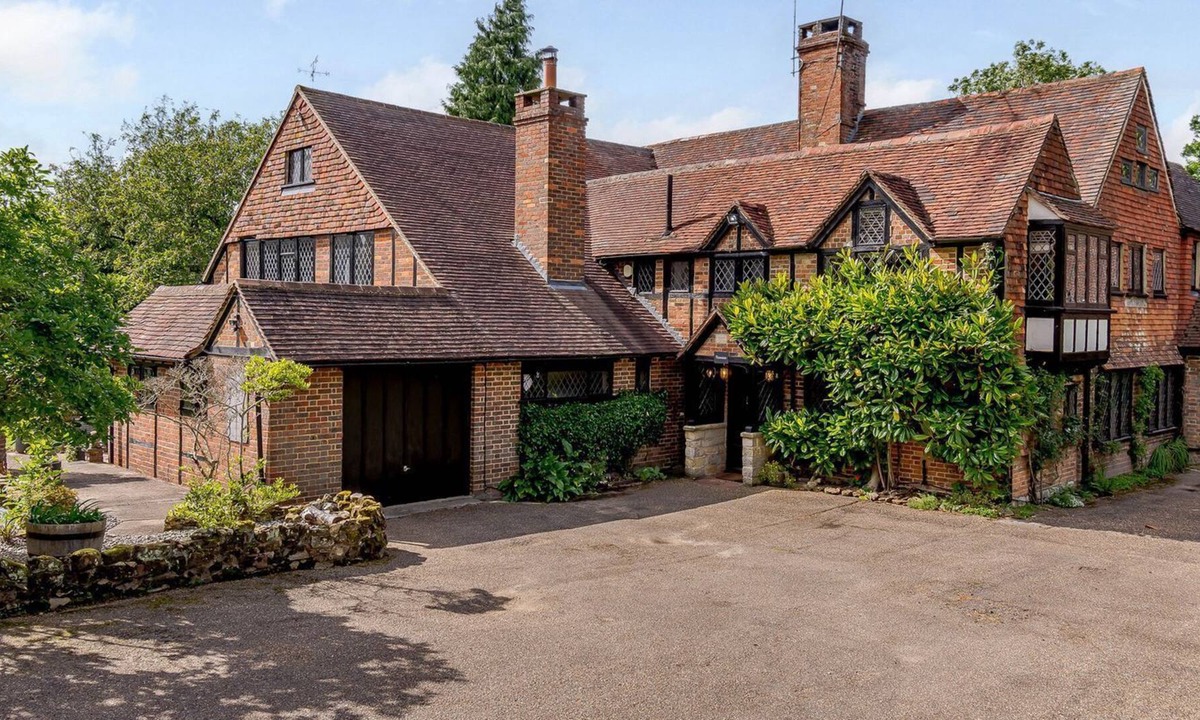 Worth Cottage | 4 bedroom accommodation in Felbridge