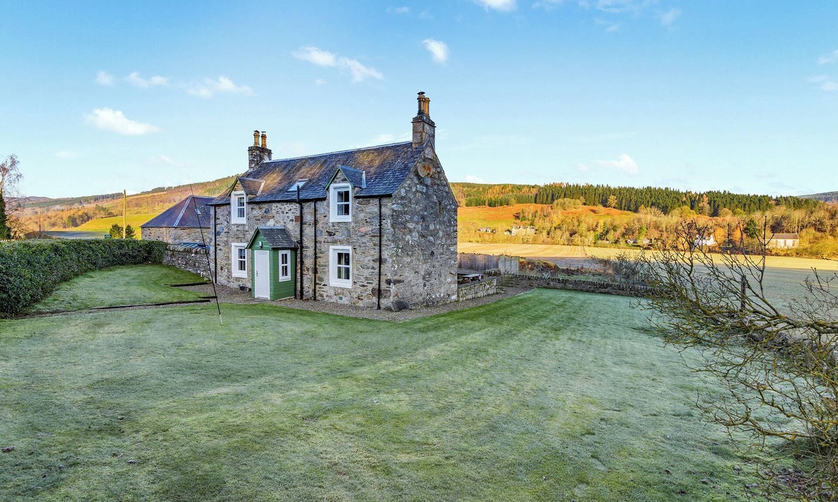 Pitlochry Cottage | 4 bedroom accommodation in Pitlochry
