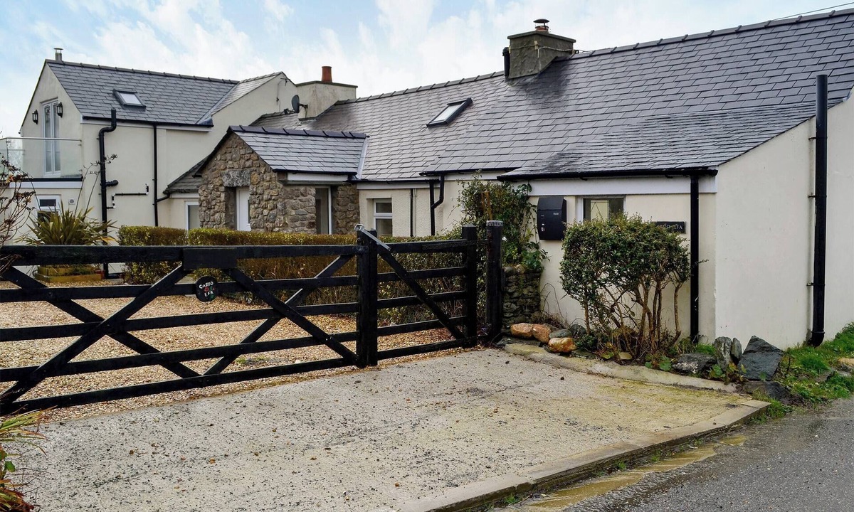 Llanfaethlu Cottage | 4 bedroom accommodation in Llanfaethlu, near Holyhead