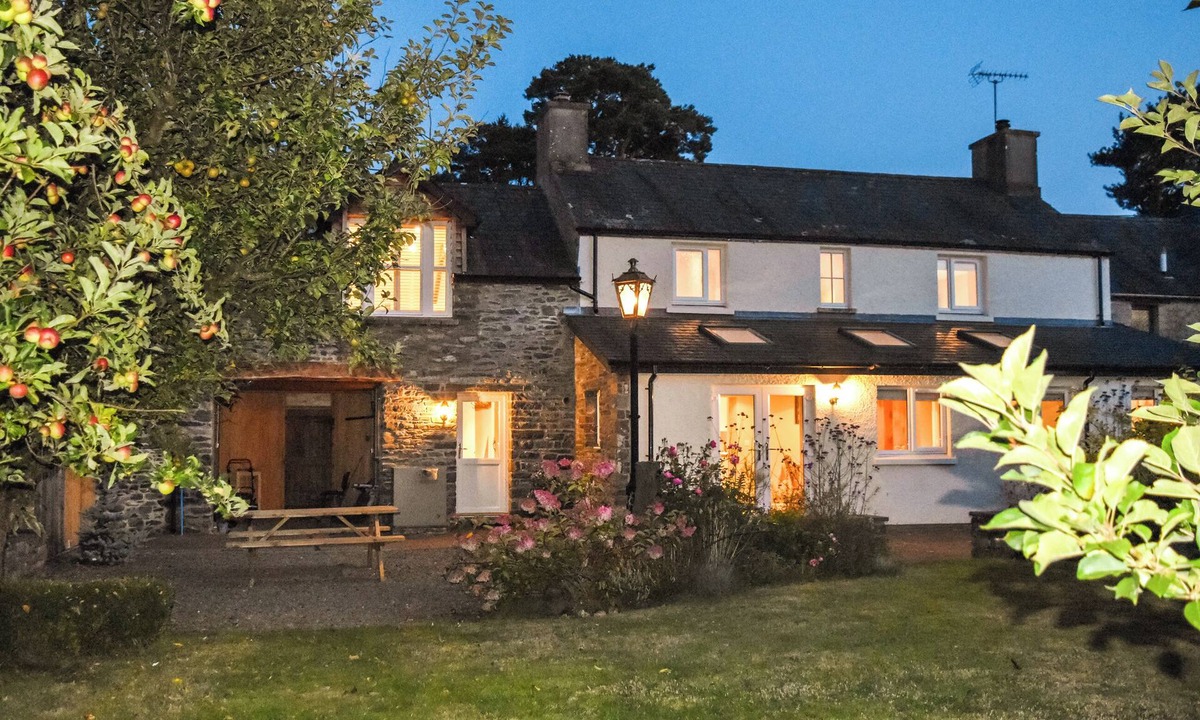 Llanddewi Brefi Cottage | 4 bedroom accommodation in Tregaron
