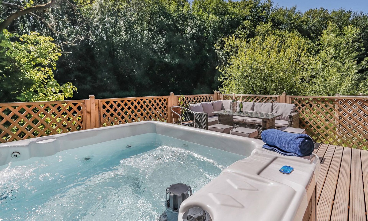 Rastrick Cottage | 4 bedroom accommodation in Elland