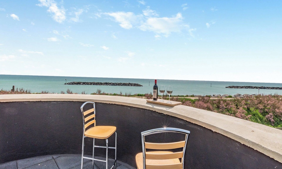 Middleton-on-Sea Cottage | 4 bedroom accommodation in Elmer