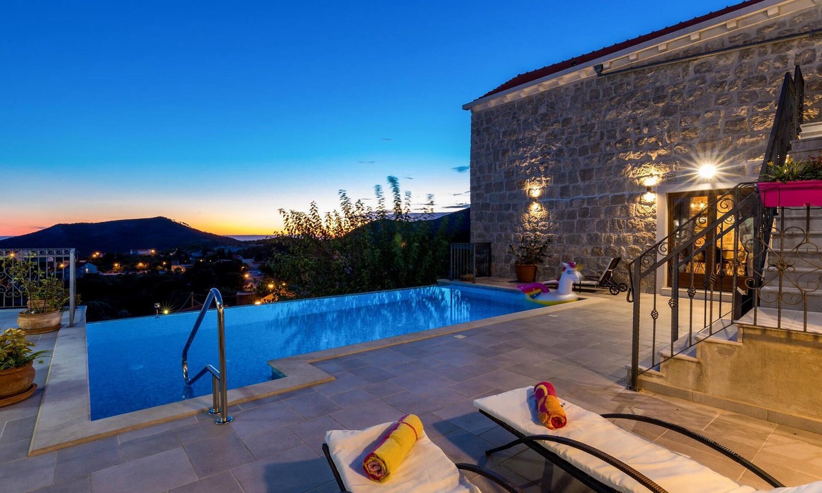 Gromaca House | 4 bedroom accommodation in Gromaca