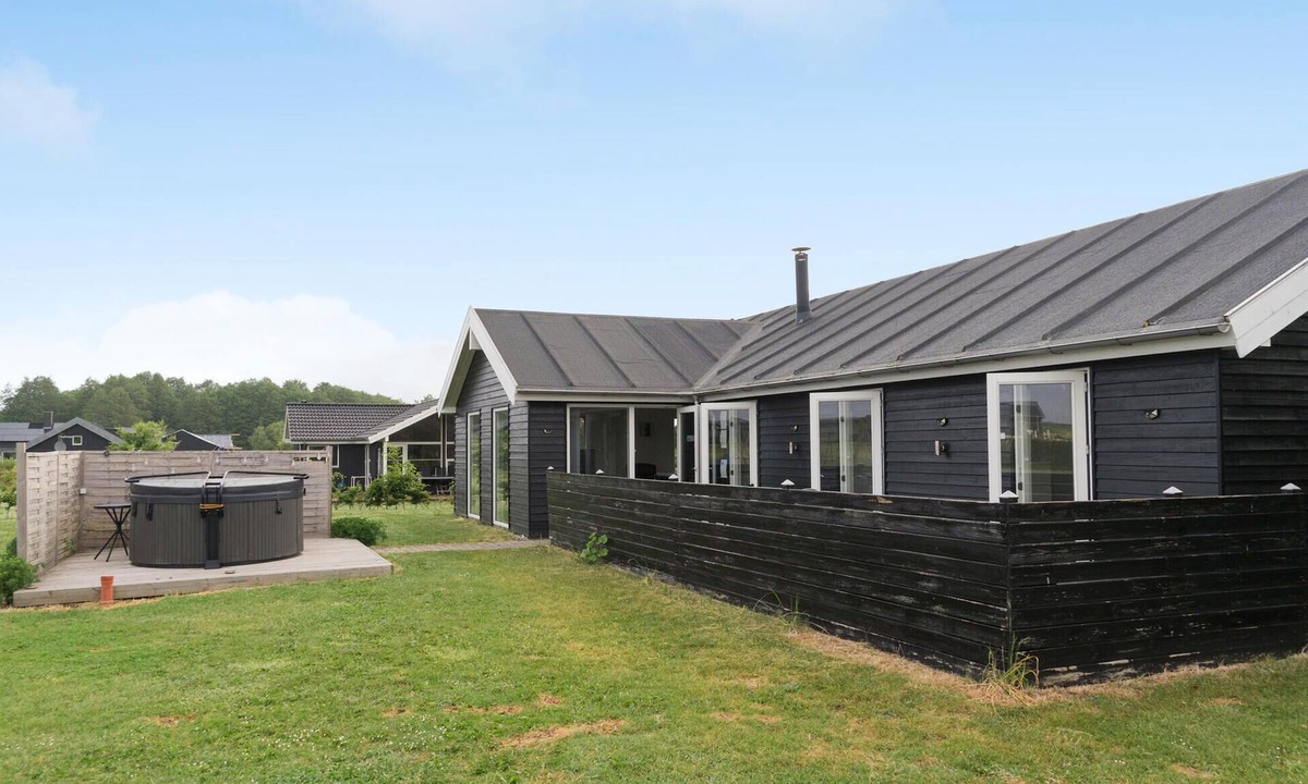 Flovt Strand House | 4 bedroom amazing home in Haderslev