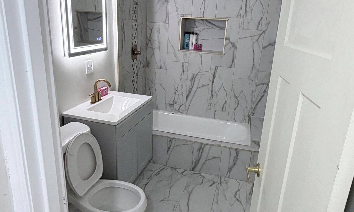 Gresham Apartment | 4-bedroom apartment in fabulous Chicago with AC for your stay