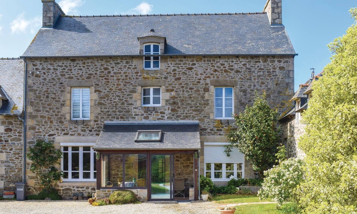 Plancoet House | 4 bedroom awesome home in Plancoet