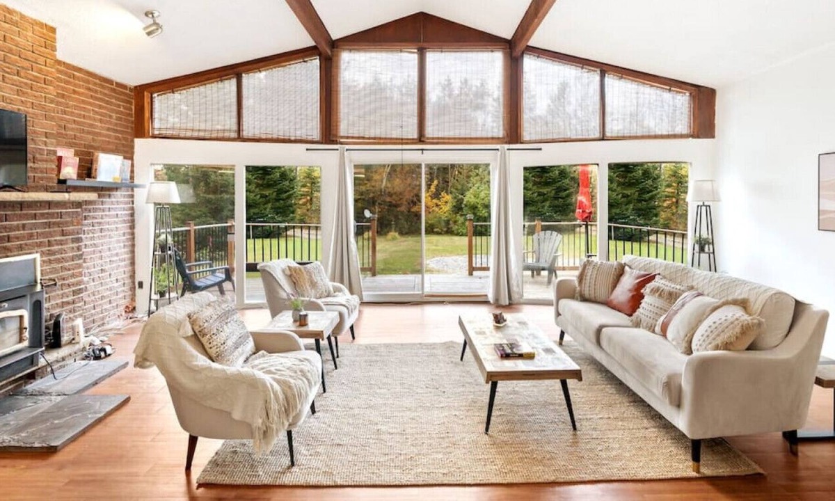 Dysart et al Cottage | 4 Bedroom Cottage with DOME! Hot Tub Sauna WiFi