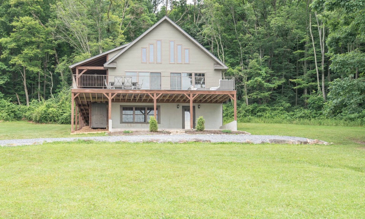 Everett Cabin | 4-bedroom cabin in superb Everett with cozy mountain vibes