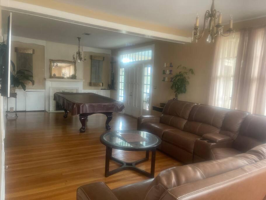Broadmoor House | 4 Bedroom Gem And All Dat Jazz!!!