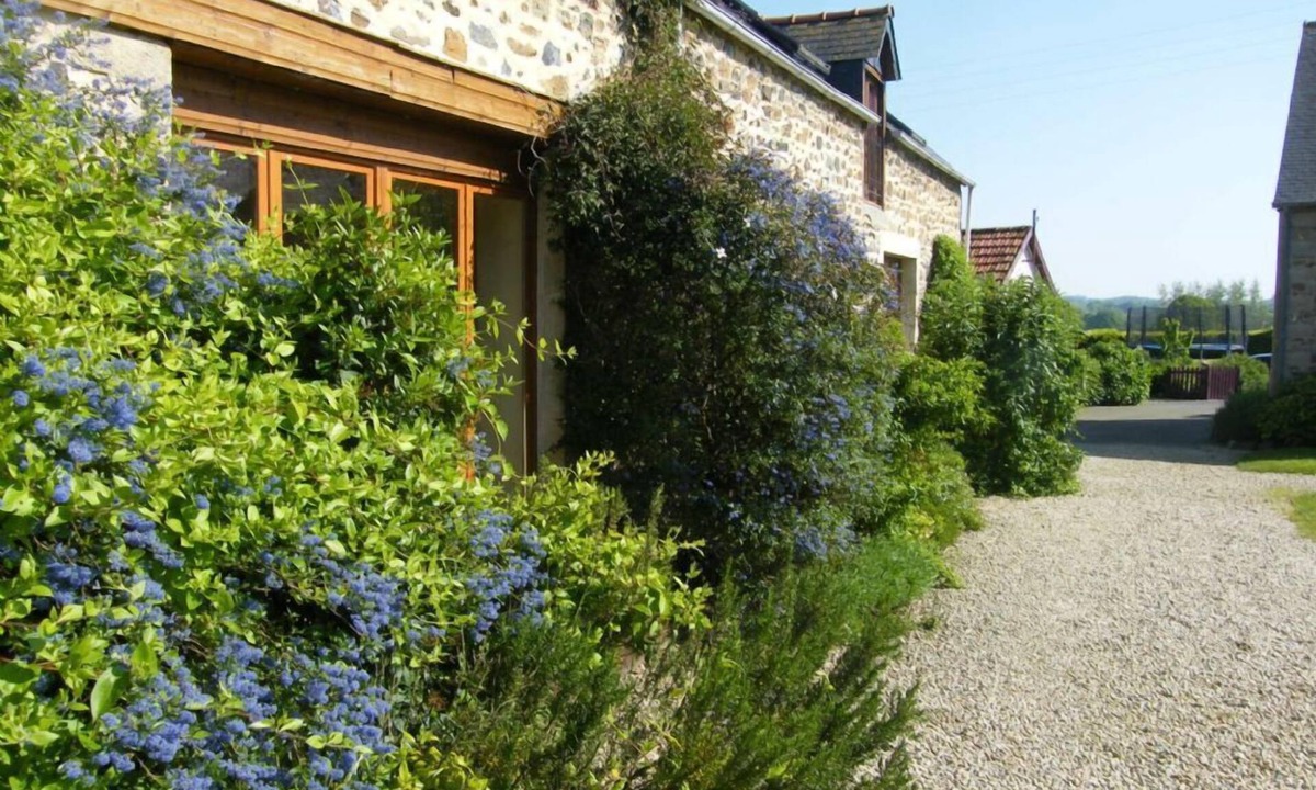 Henansal Cottage | 4 bedroom gite sleeping 8 with a heated covered pool