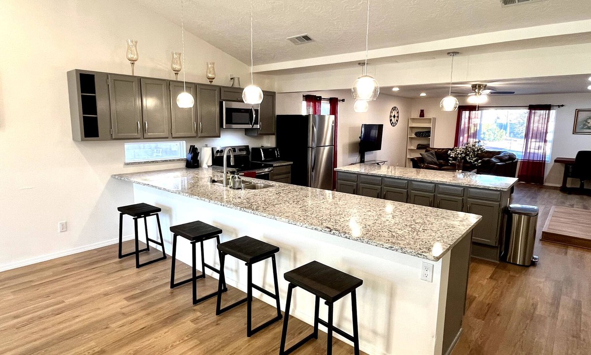Paradise Hills Civic House | 4 Bedroom - Gorgeous Newly Renovated Home