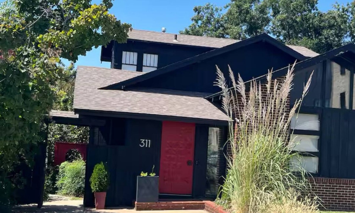 Winfield House | 4 bedroom home in charming Winfield, conveniently located near college & coffee!