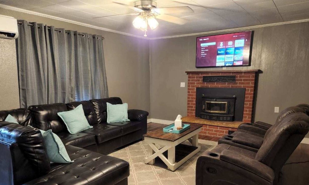 Mammoth Spring House | 4 Bedroom Home with a Jacuzzi Tub