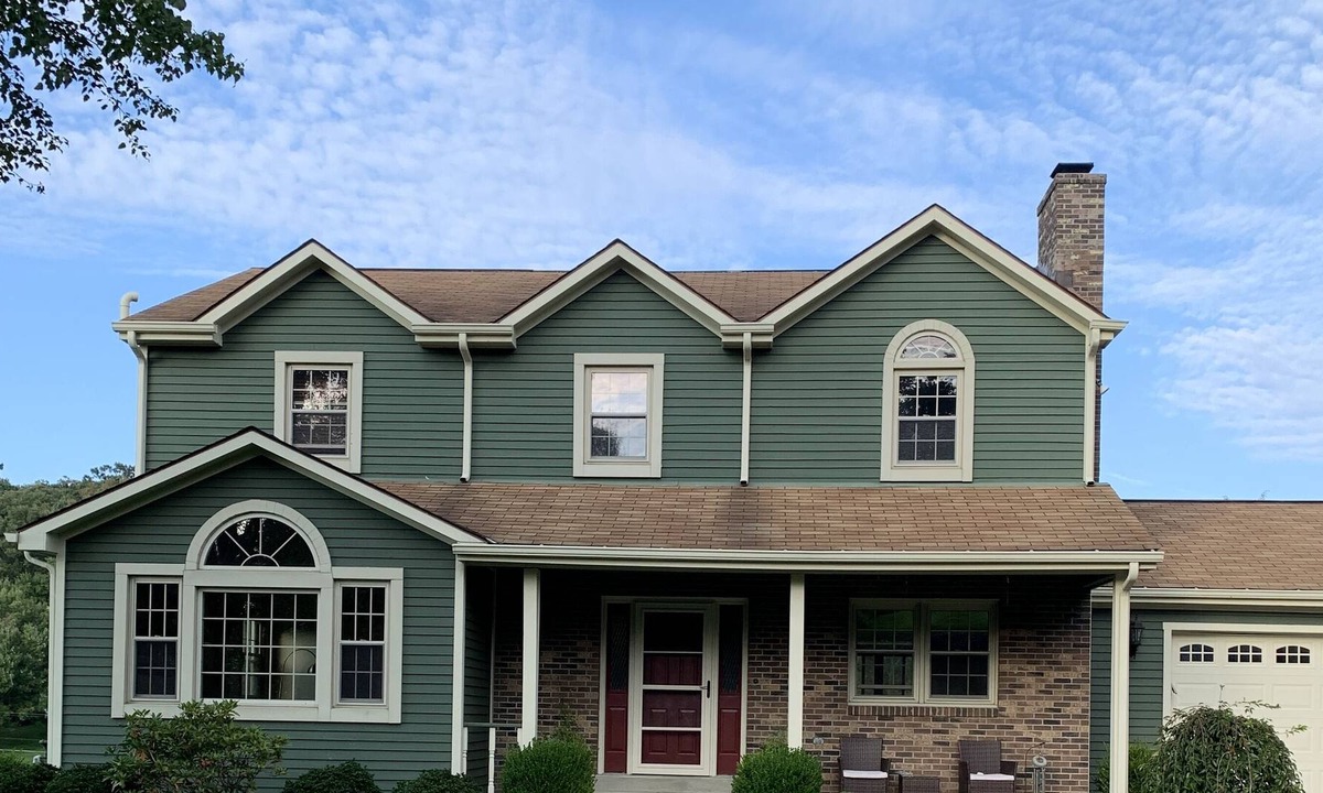 Bakerstown House | 4 bedroom home with spacious deck and backyard
