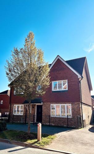 Horley House | 4 Bedroom home with study space