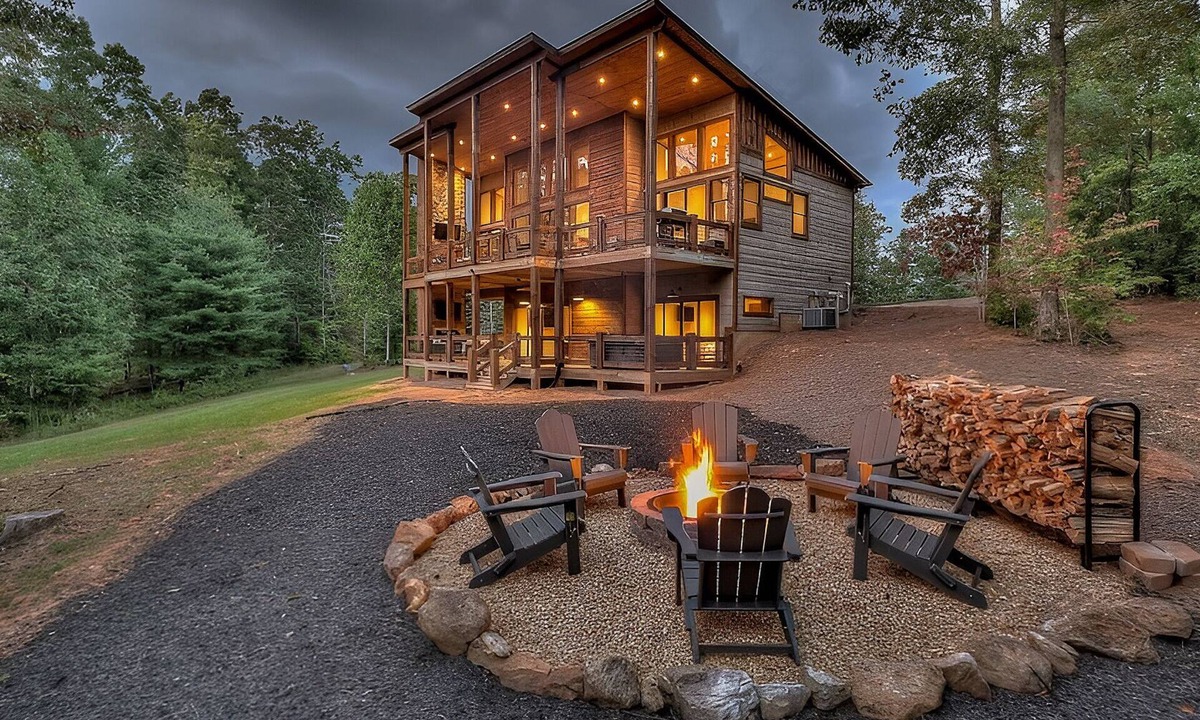 Epworth Cabin | 4 Bedroom, hot tub, Firepit