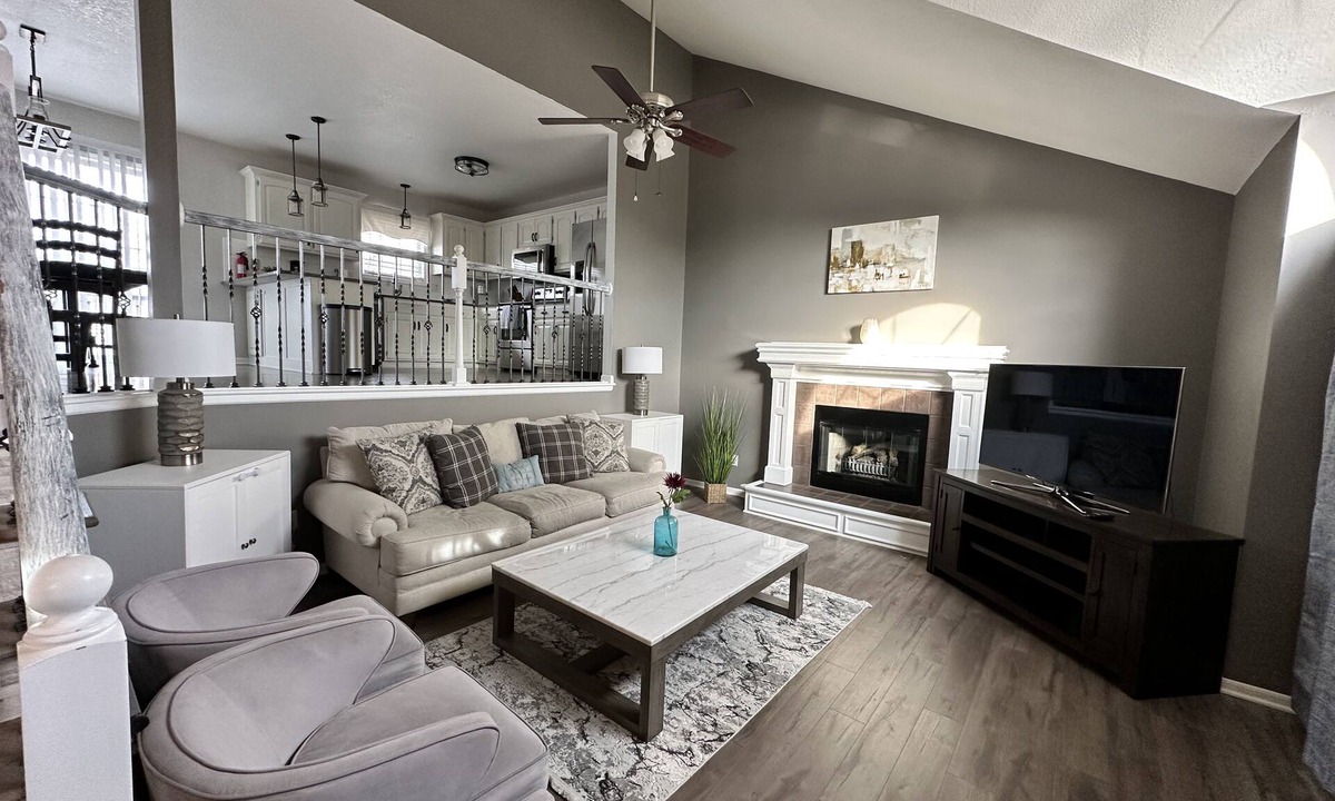 Raymore House | 4 Bedroom House 5 minutes from restaurants and shopping
