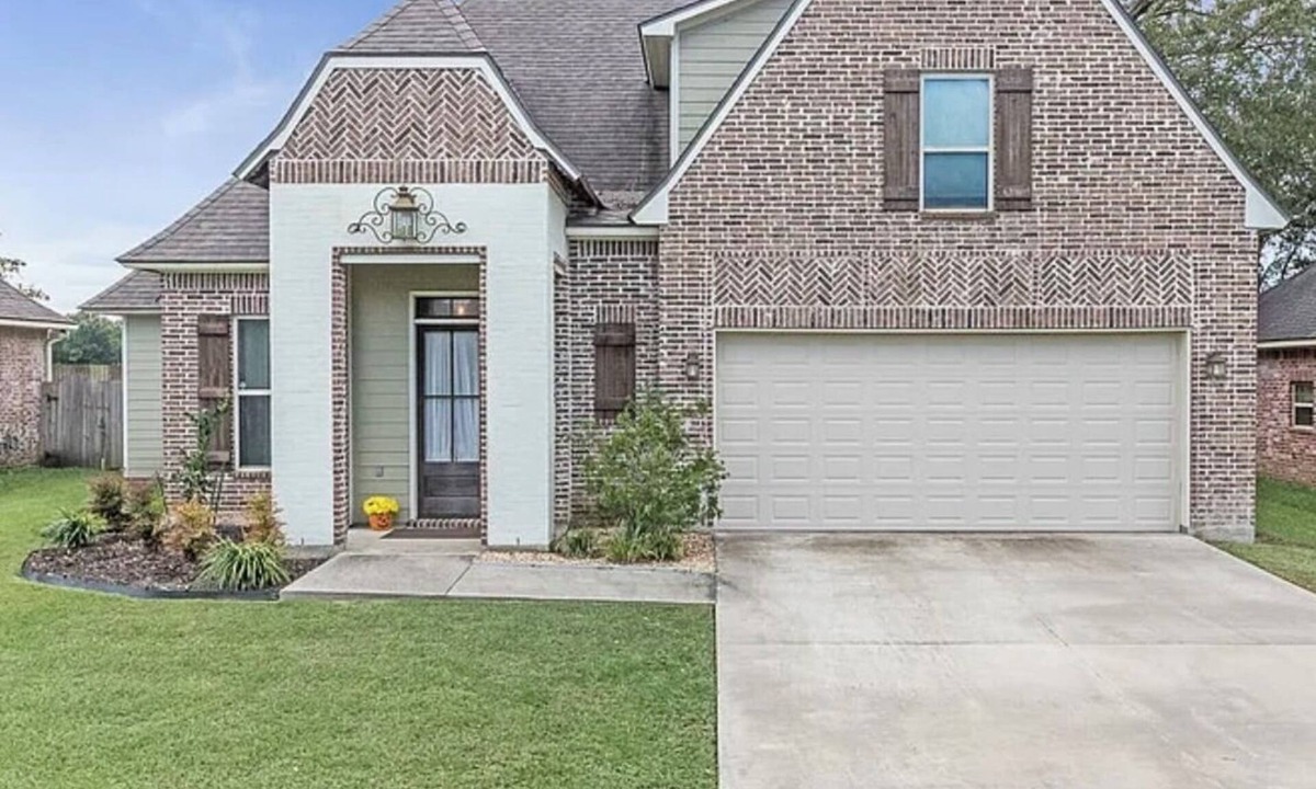 Youngsville House | 4-bedroom house in the heart of Youngsville, LA