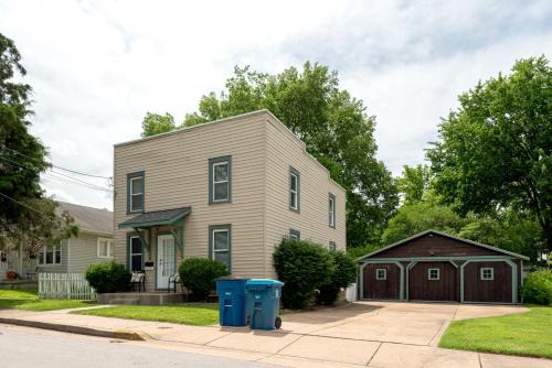 St. Charles Historic District Apartment | 4 Bedroom House, sleeps 12, short walk to Main St!